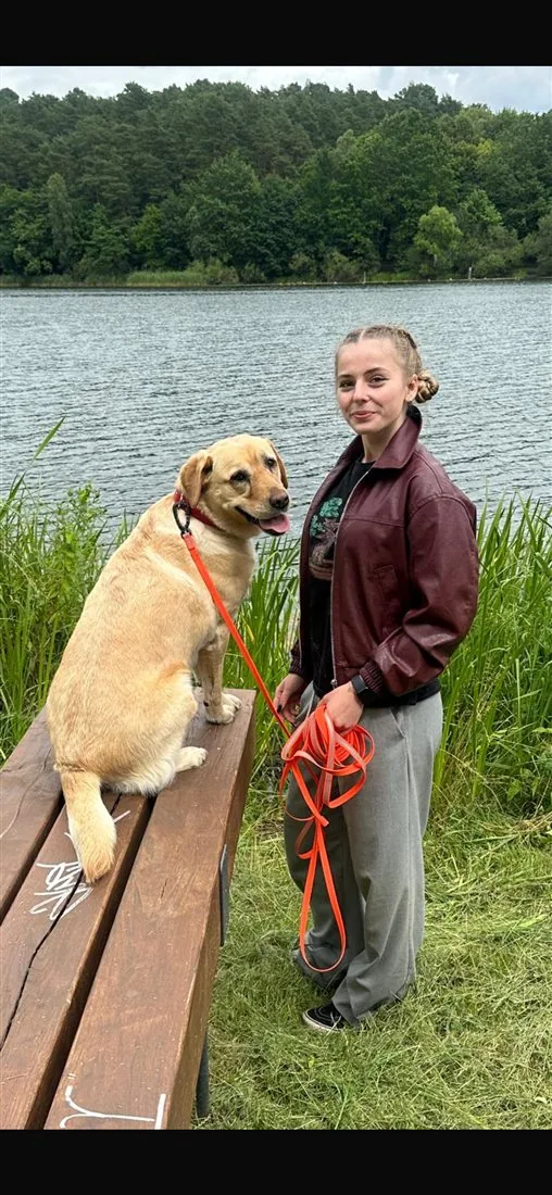Zofia Krzemińska, trenerka psów, z labradorem nad jeziorem